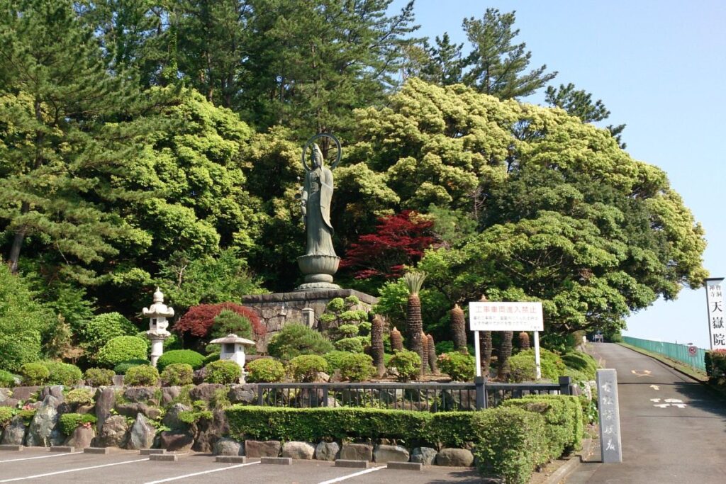 山門右手の観音像